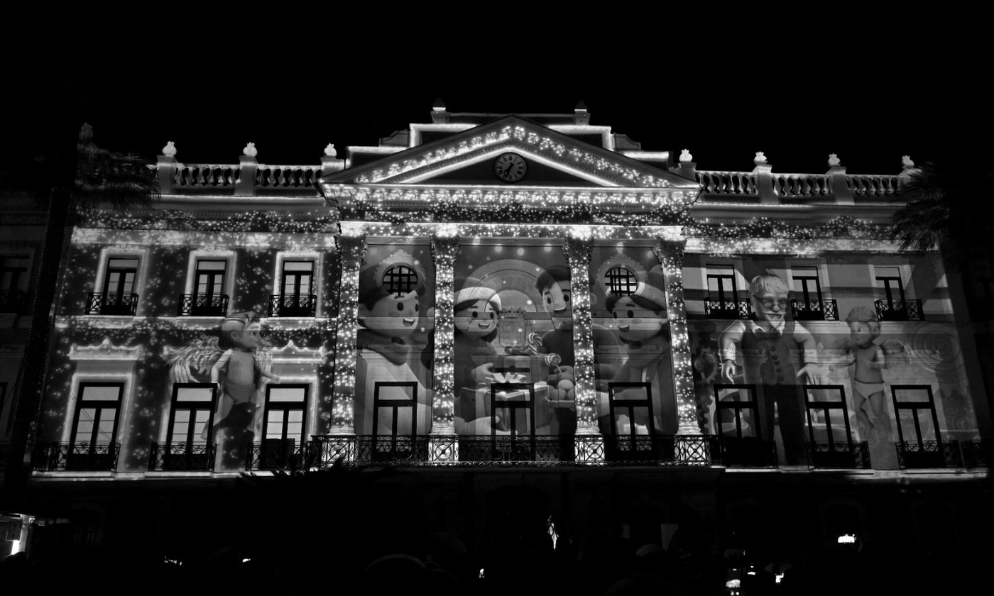Videomapping del Cuento de Navidad sobre la fachada del Ayuntamiento de Murcia, en la Glorieta